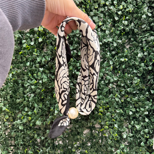 Magnetic Pearl Scarf Necklace | Black & White Flower
