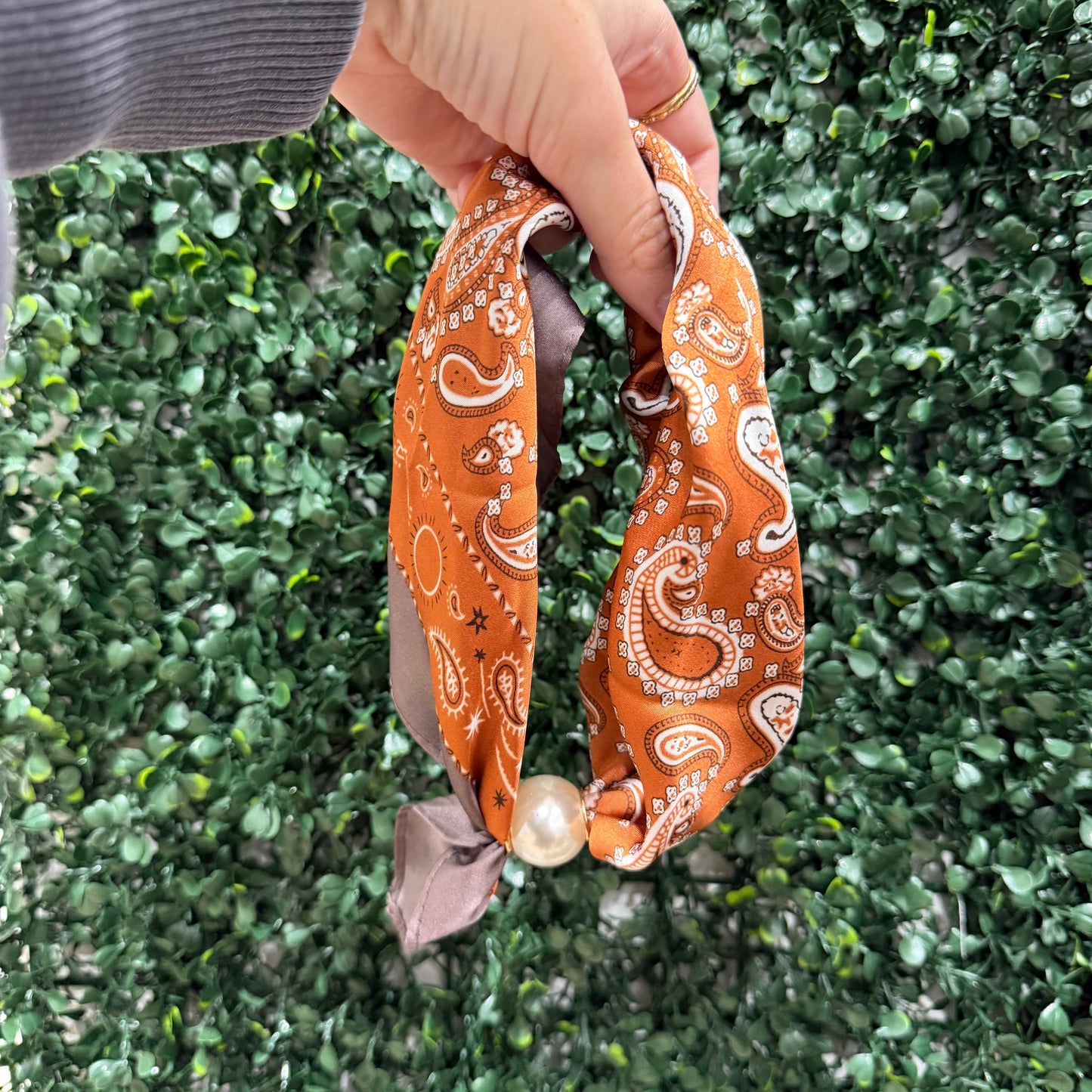 Magnetic Pearl Scarf Necklace | Rust Pattern