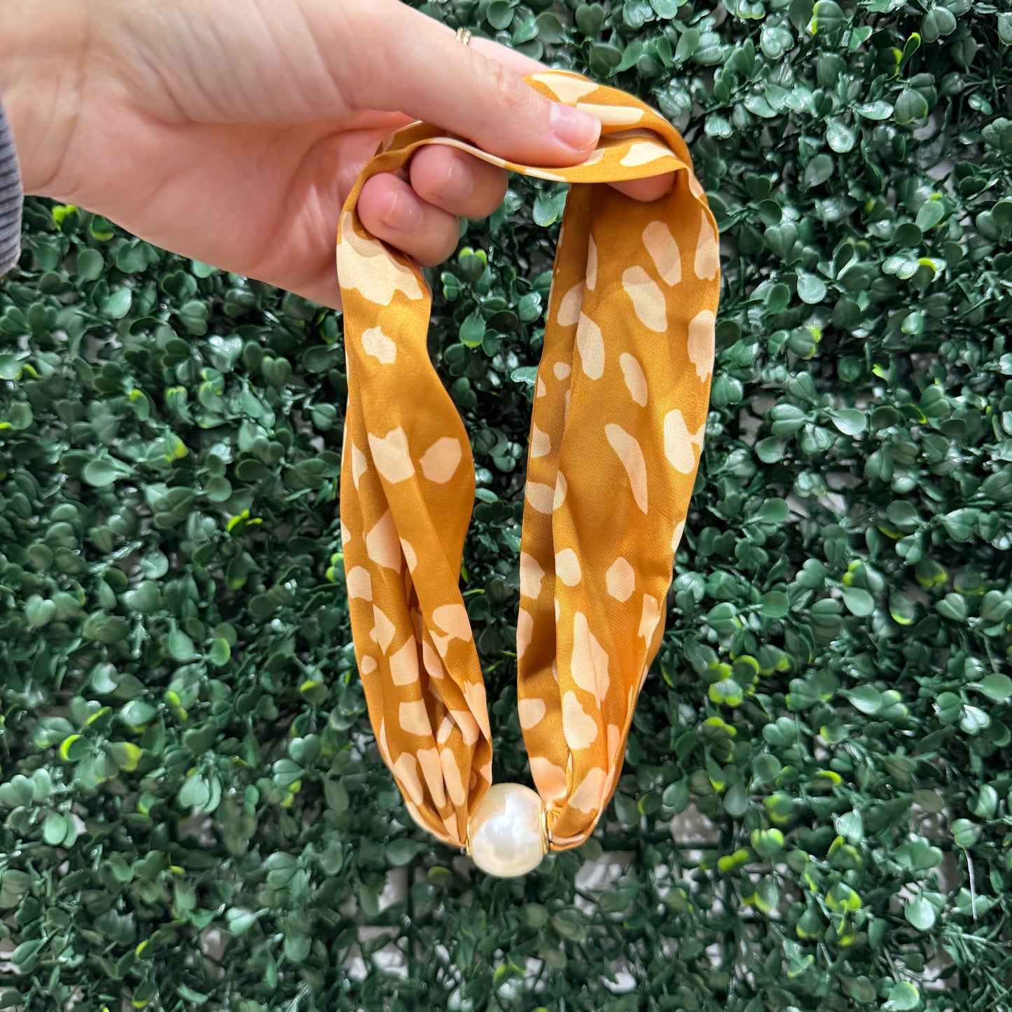 Magnetic Pearl Scarf Necklace | Camel